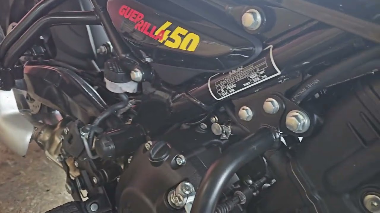 Royal Enfield Guerilla 450 fitting crash bars / engine guard.