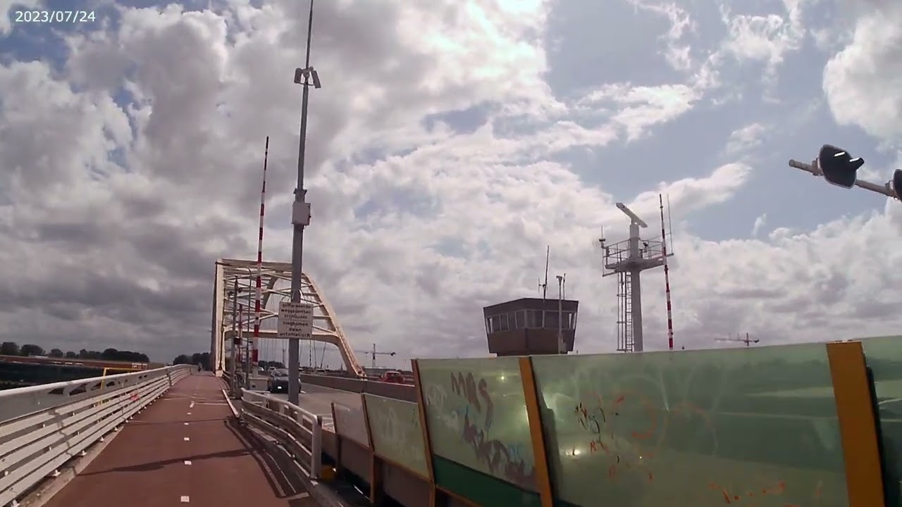 Papendrecht Met de fiets over de Merwedebrug bij de N3