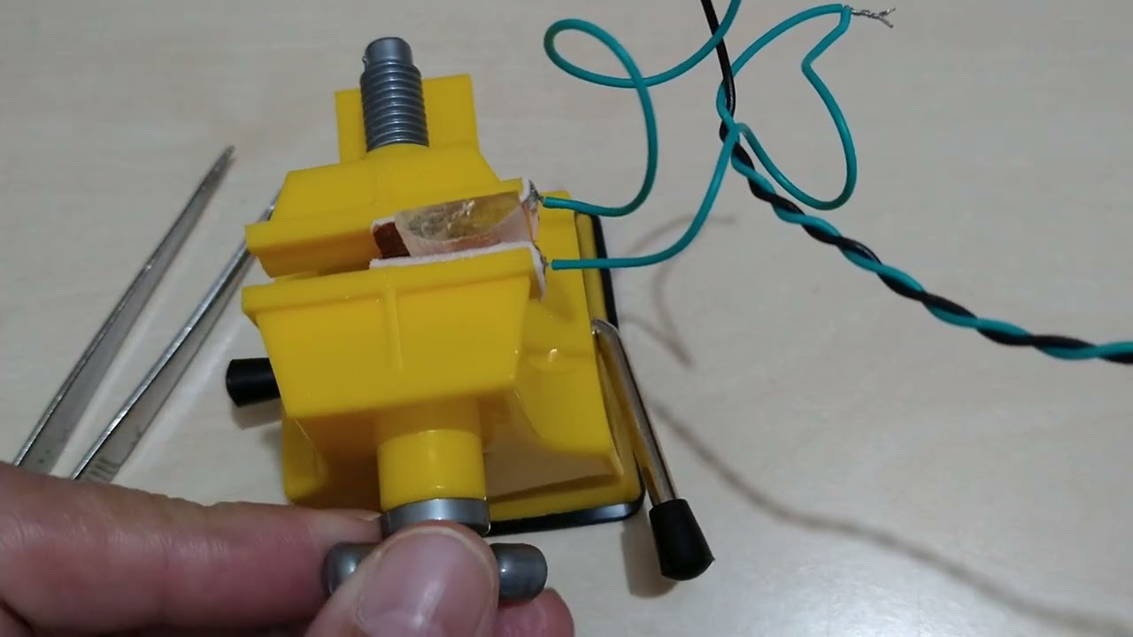 Teste da piezoeletricidade do cristal de Rochelle (tartarato duplo de sódio e potássio).