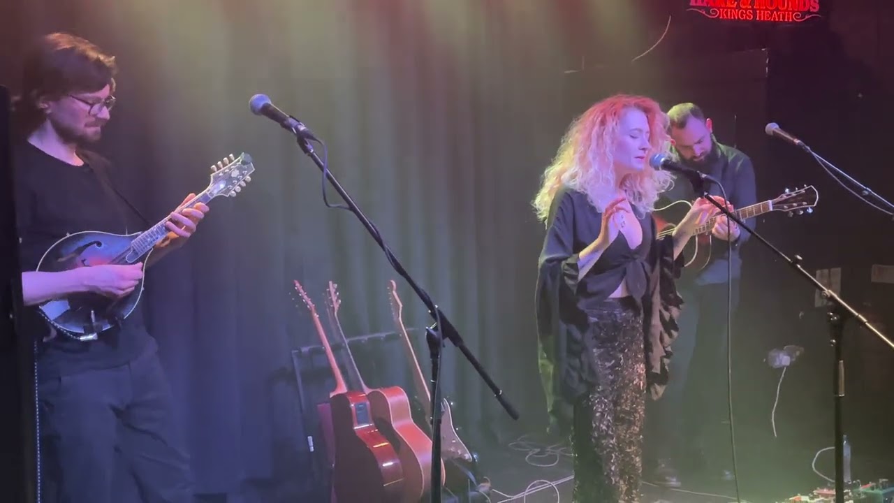 Janet Devlin - Whisky Lullabies/Suantraí Meisciuil live at Hare and Hounds, Birmingham (19/4/22)