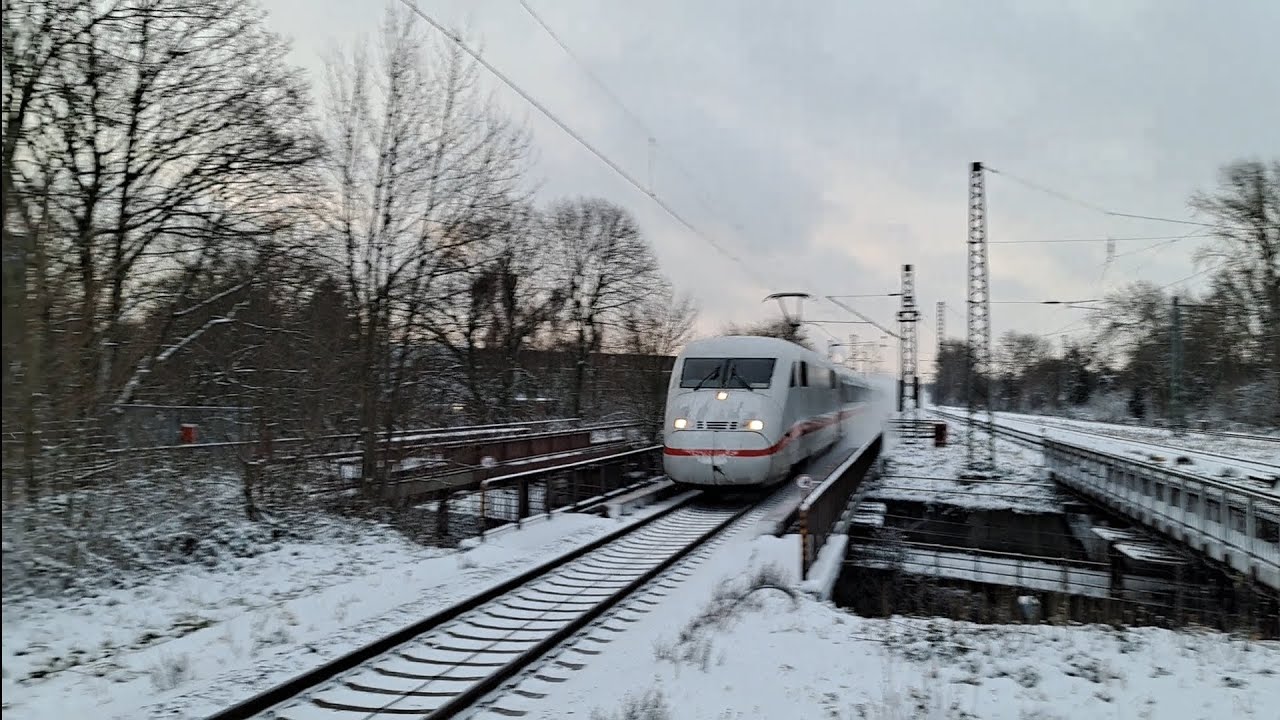 ICE 2 rast durch den Schnee