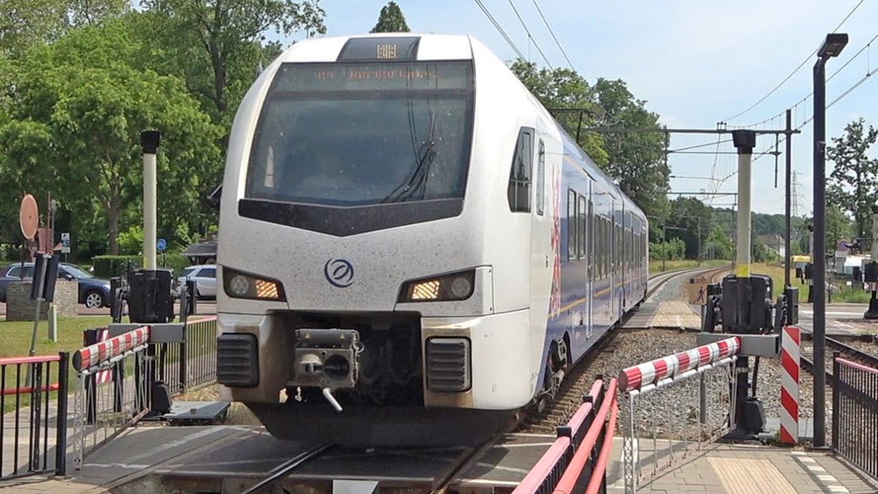 Flirt 461 halteert op station Meerssen