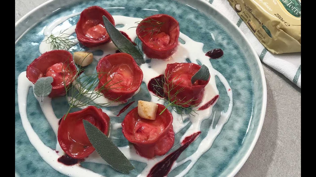 Ravioli alla rapa rossa con pere, crema al taleggio, burro di centrifuga La Montanara e salvia