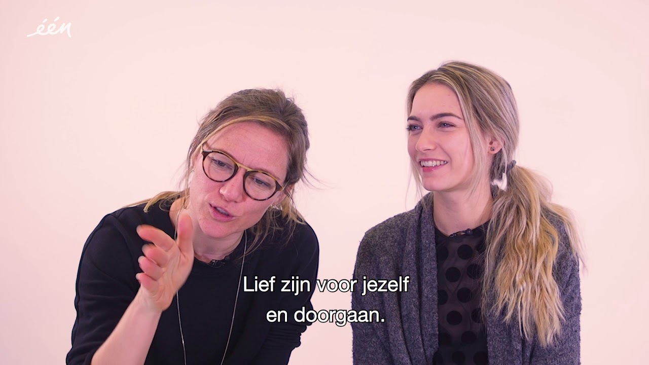 Tinne Oltmans zingt een Indonesisch slaapliedje voor Hilde De Baerdemaeker