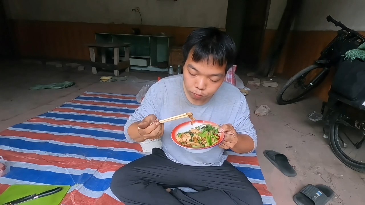 穷游白嫖“豪华”废弃房当营地！狠心买一斤猪肉做顿大餐，这户外生活太滋润了