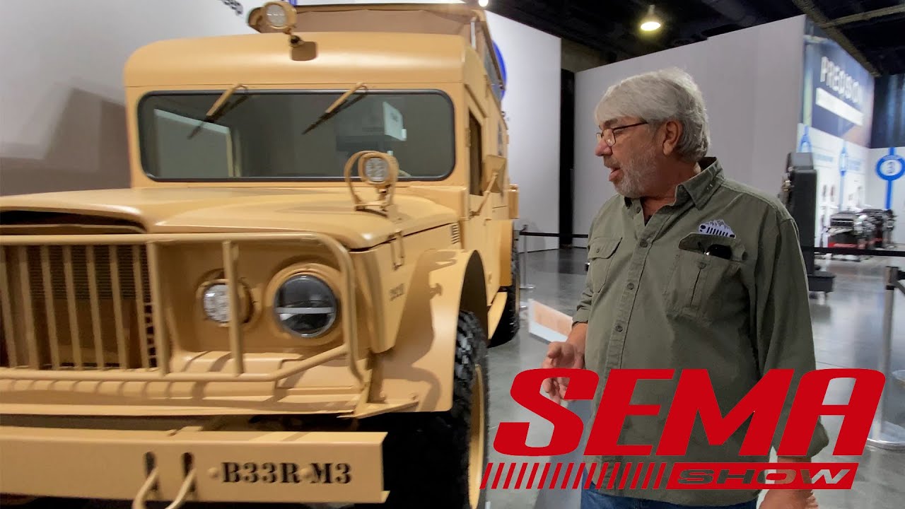 Рик Пью осматривает стенд Jeep на выставке SEMA 2025
