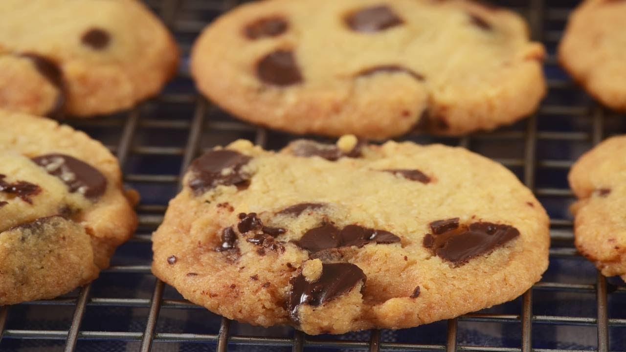 Демонстрация рецепта песочного печенья с шоколадной крошкой — Joyofbaking.com