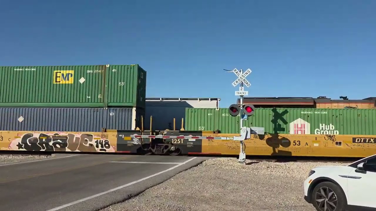 Западный интермодальный поезд UP 6567 с локомотивом SD70M в хвосте, железнодорожный переезд Massi...