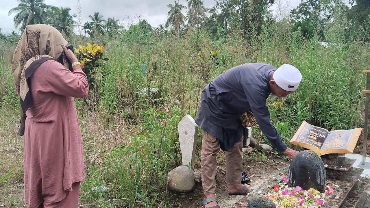 KONDISI TERKINI DI PEMAKAMAN ALMARHUMAH GADIS CANTIK PENJUAL GORENGAN YG VIRAL DI PADANG PARIAMAN