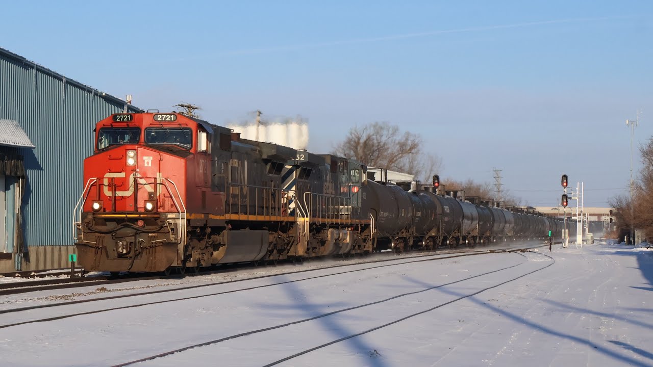 IC 2721 & BCOL 4652 lead U762 into Neenah!