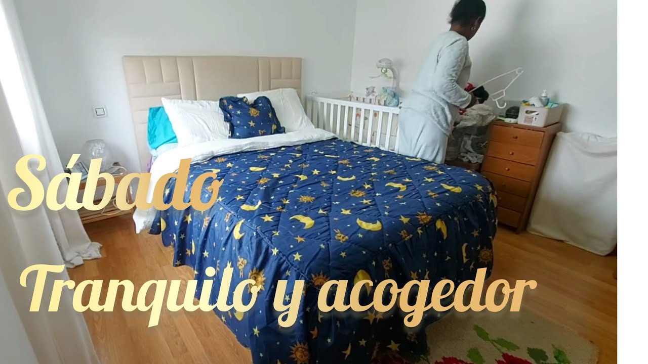 Un sábado tranquilo y acogedor en casa haciendo los oficios del hogar y preparando el almuerzo .