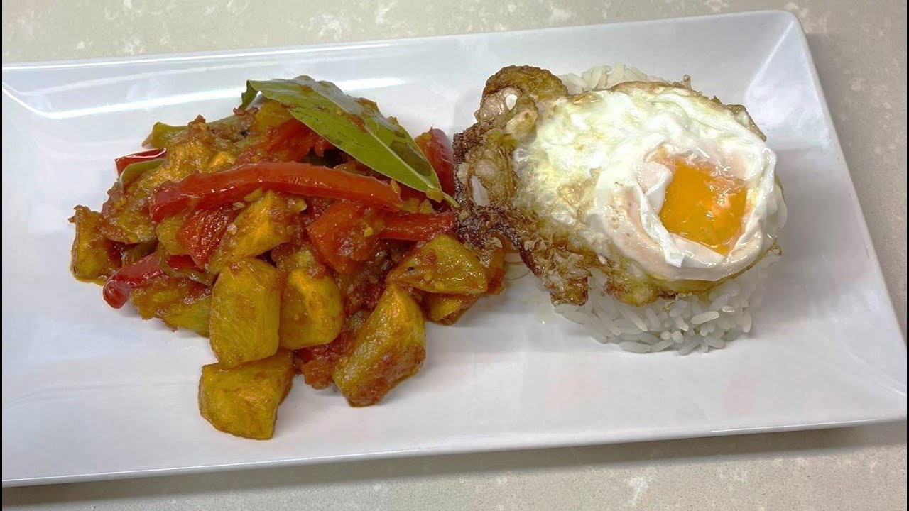 PATATAS AL CHILINDRÓN CON ARROZ BLANCO Y HUEVO FRITO