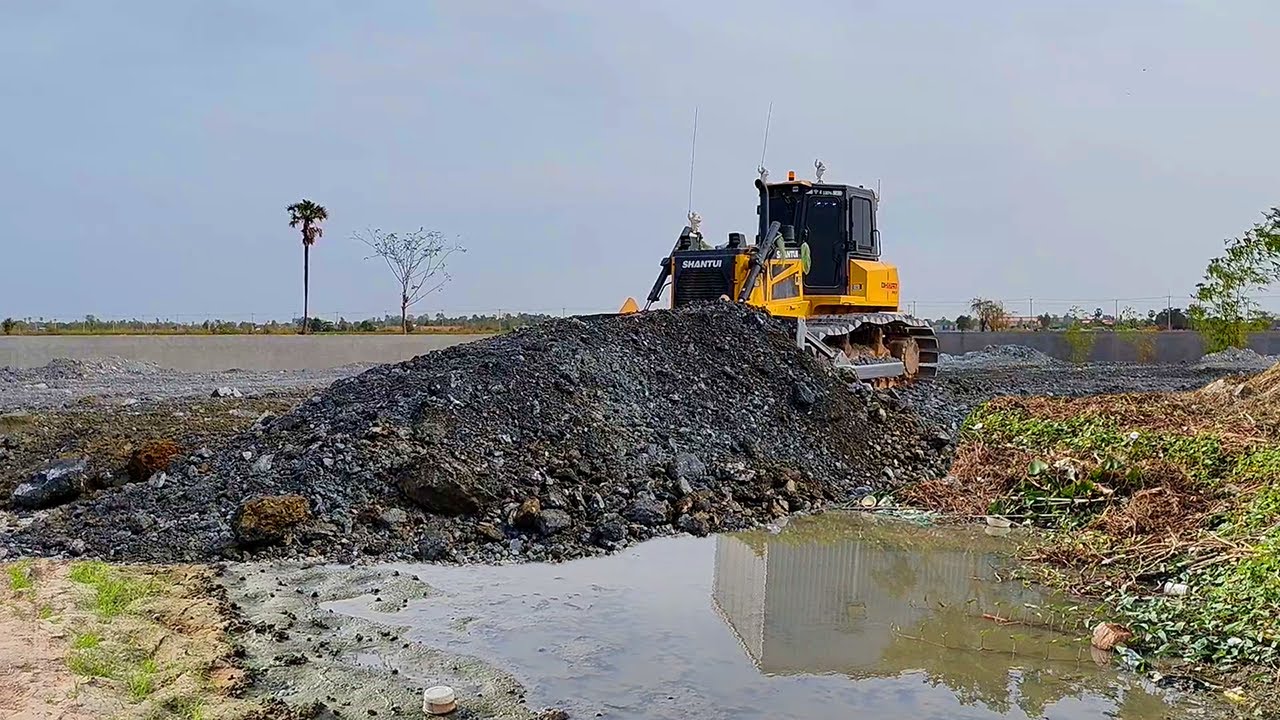 New !! Delete Pit In Wall Complete 100% by SHANTUI DH17 C3 pour stone with dump truck fail stuck