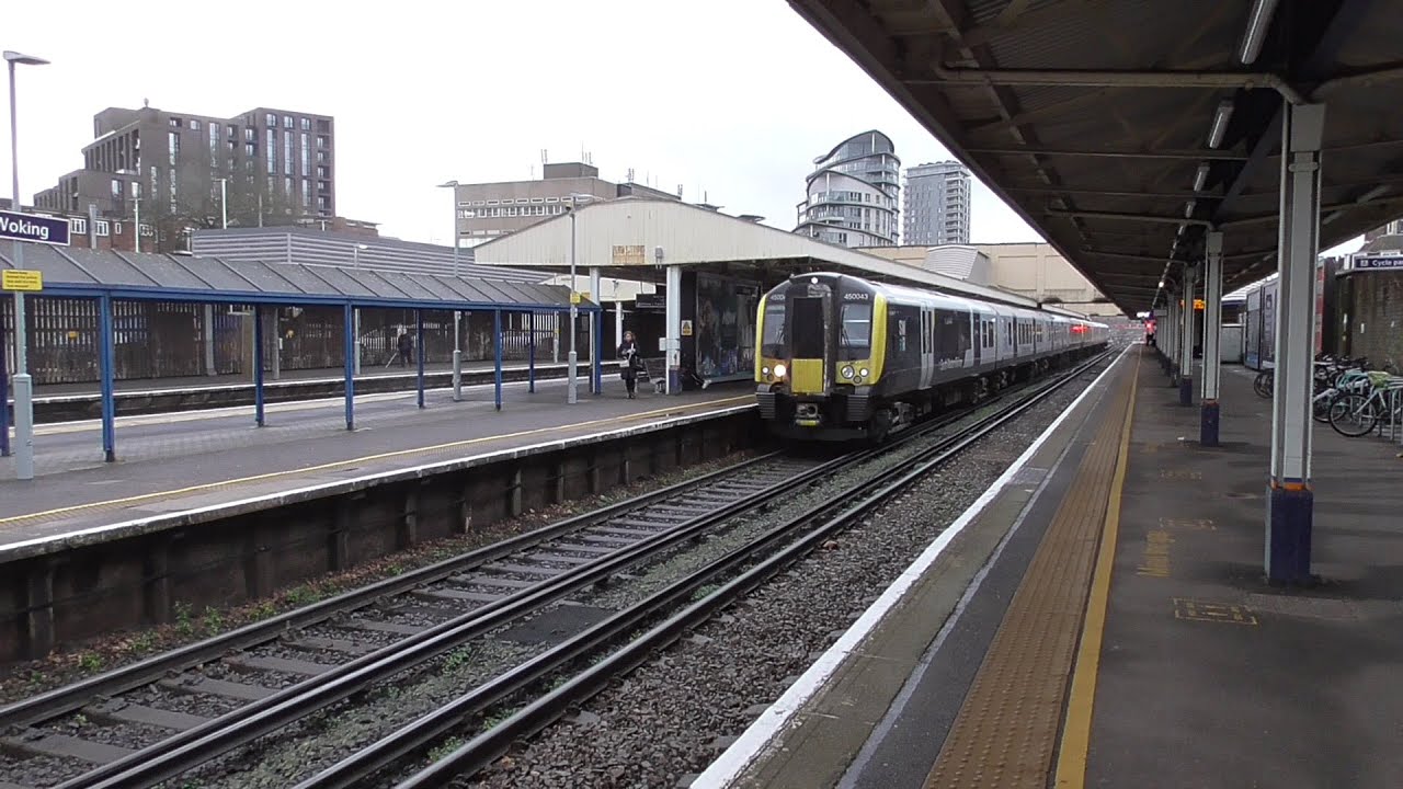 Woking Railway Station - Monday 13th December 2021
