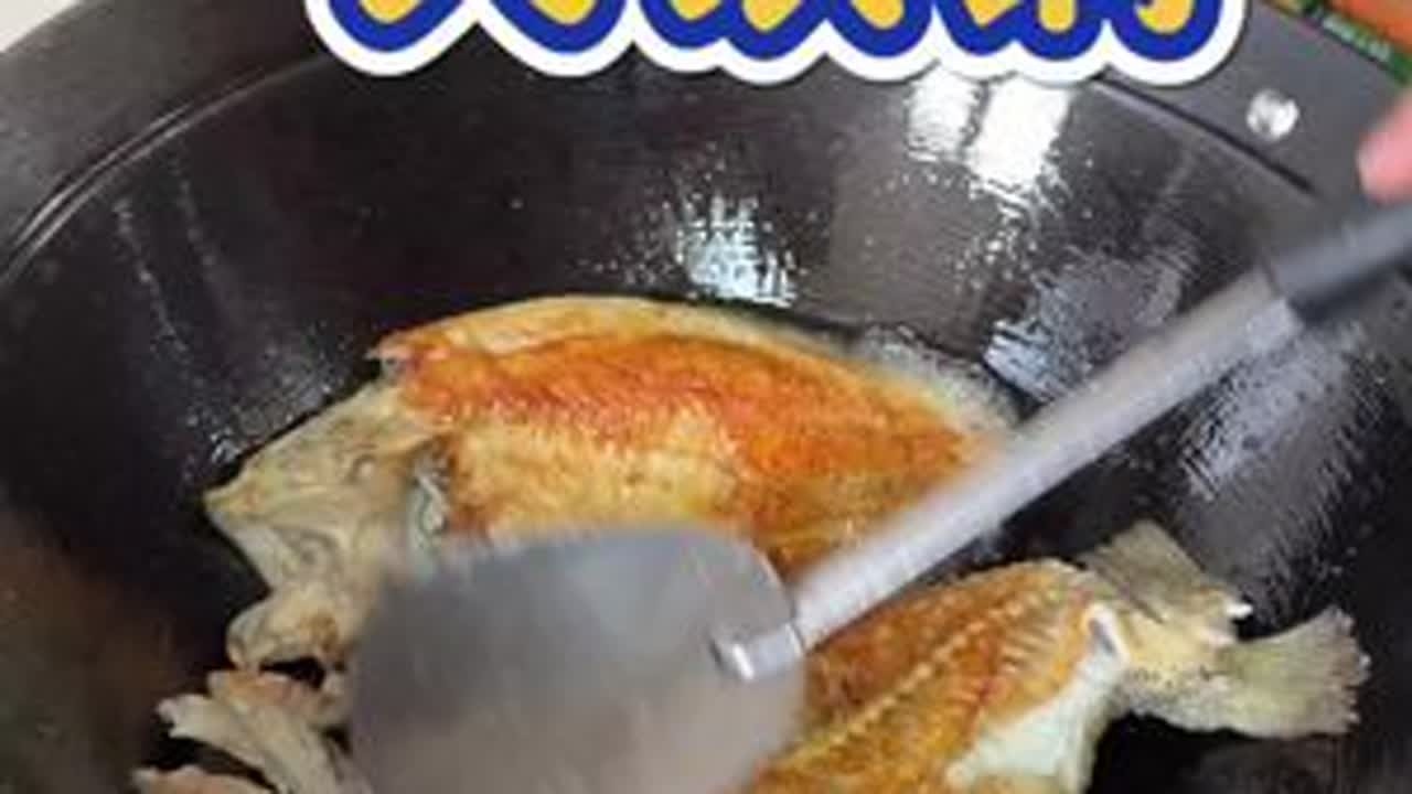 今天用家里的大铁锅来烧一个家庭版烤鱼！这个铁锅超级推荐，我们家用的是40的！