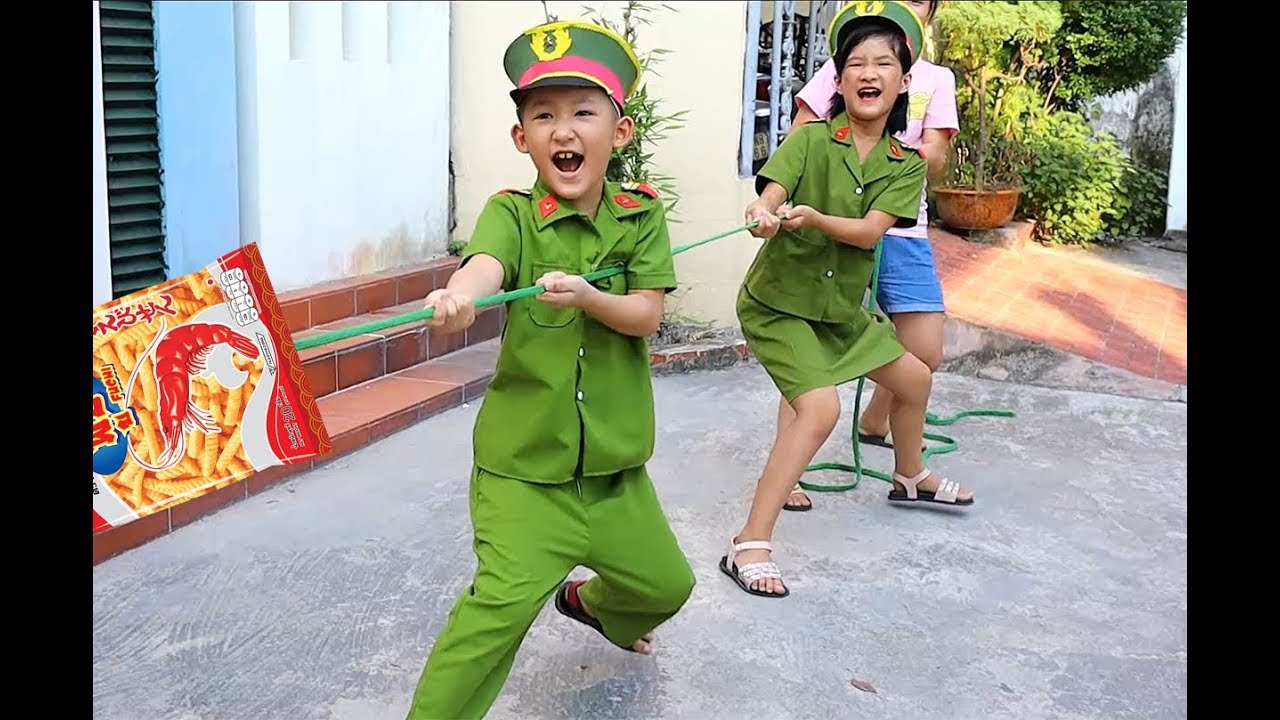 Công an tí hon kéo co với Snack Bim Bim - Dạy bé đoàn kết và biết giúp đỡ người khác