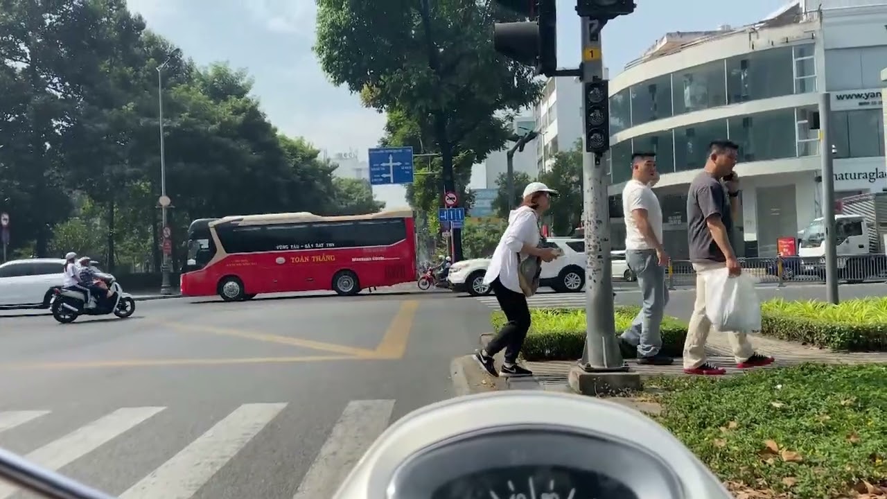 CRUISING THROUGH THE STREET OF SAIGON |  SAIGON CRAZY MORNING TRAFFIC [NO EDITS + 4K]