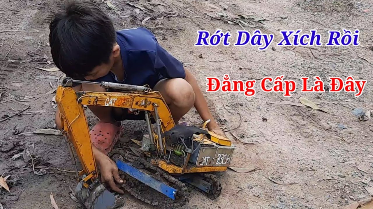 Tài xế nhí _điều khiển xe cuốc tự chế _rất chuyên nghiệp