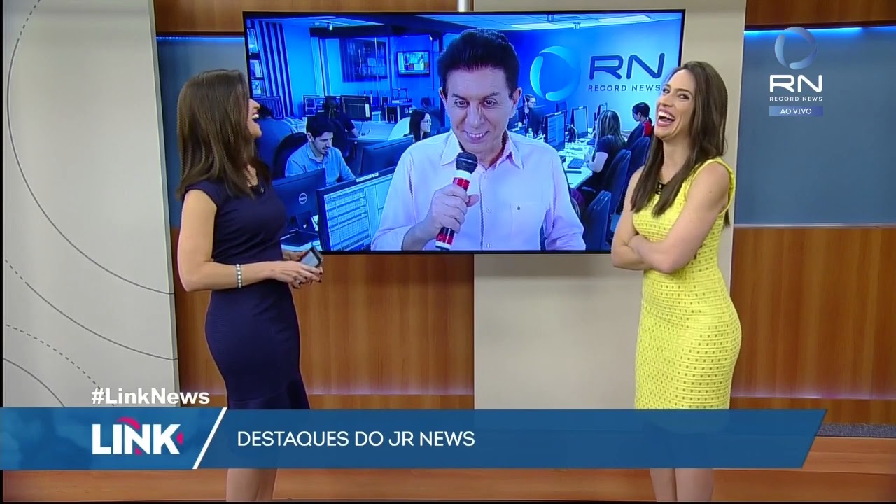 Apresentadoras da Record News têm crise de riso e se vêem forçadas a chamar intervalo (24/11/2017)