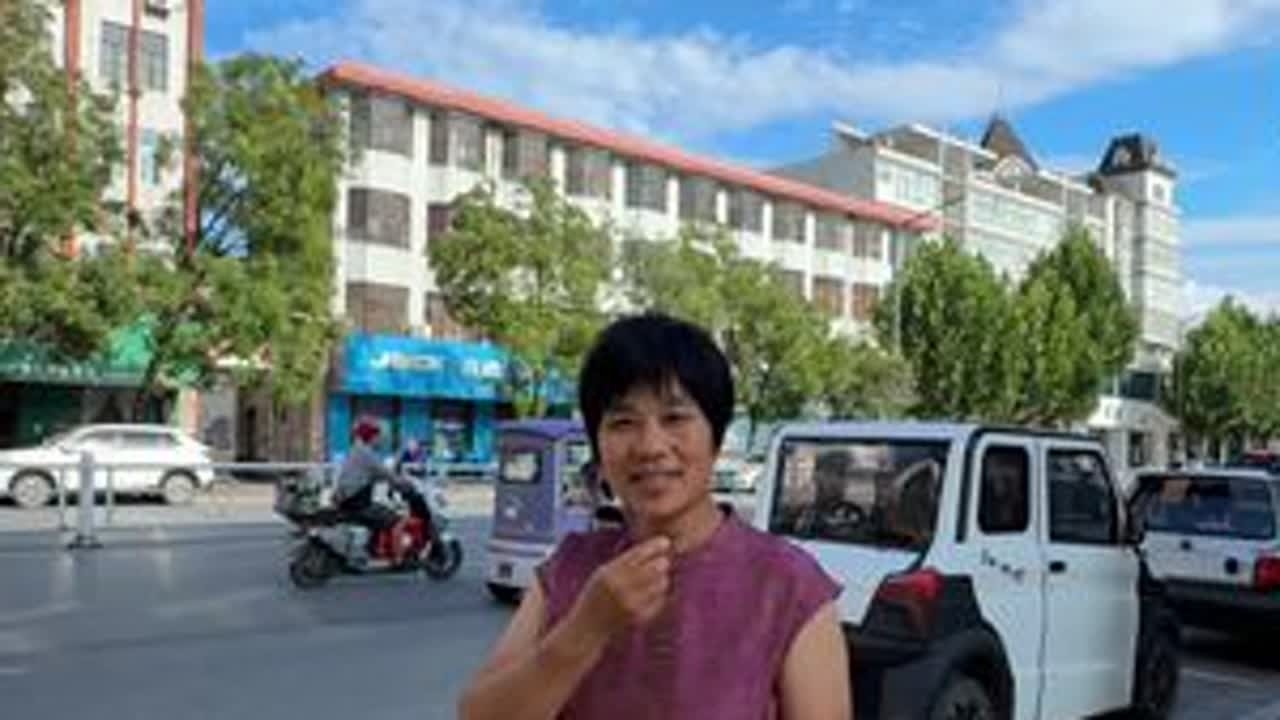 斥巨资给婆婆买几套衣服，你别说，新衣服一穿立马升咖，好像那城里的洋气老太太👵🏻#vlog日常 #家庭日常