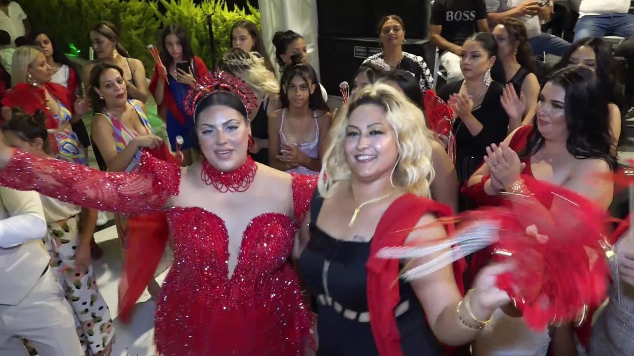 Kuşadası Vallahi Harkasınız Renkler Dans ve Coşku Roman Düğünü Bambaşka!”
