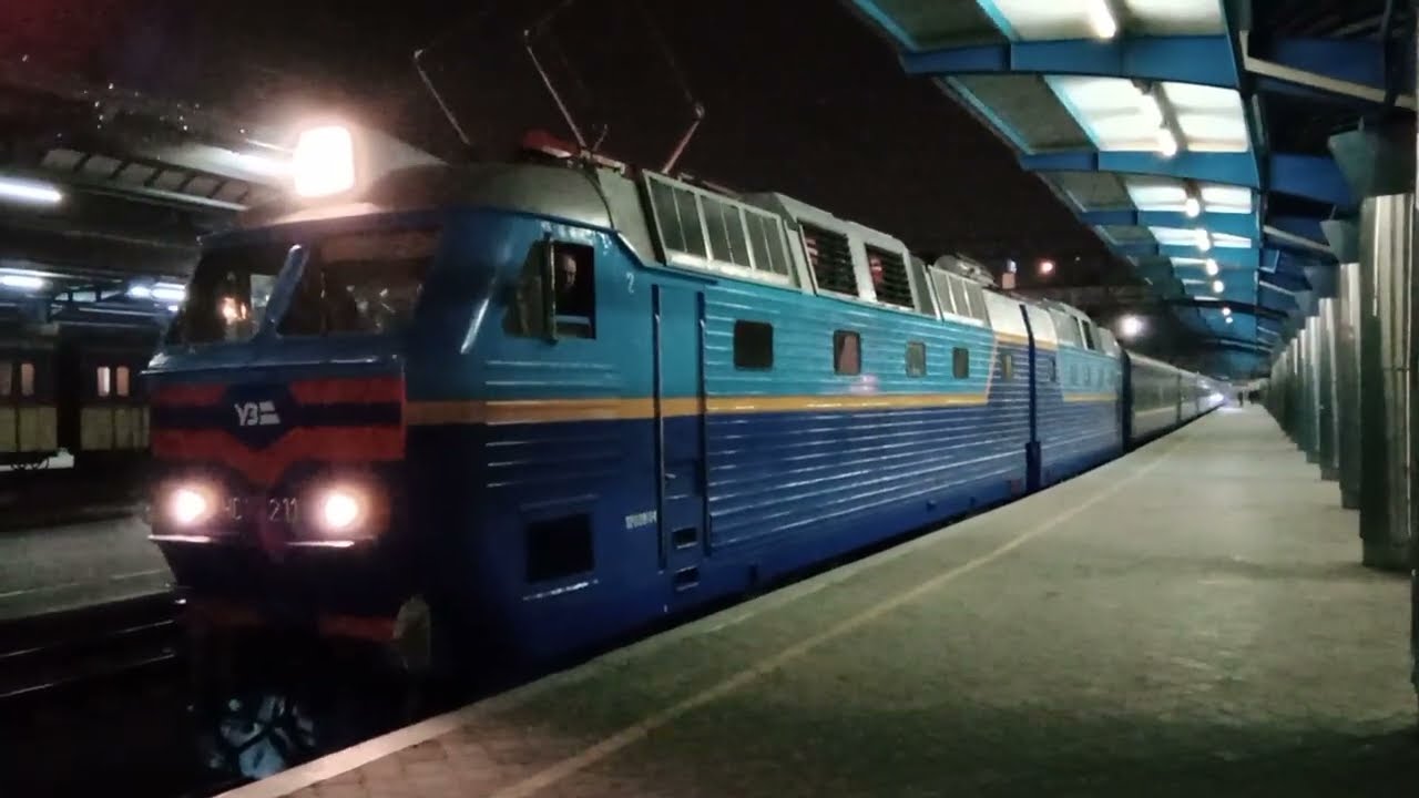 ЧС7-211 с поездом № 79 отправляется из Днепропетровска, март 2021 г.