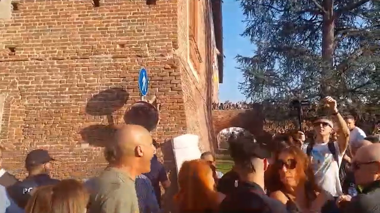 Bereguardo, gli animalisti bloccano la corsa degli asini: volano insulti e spintoni