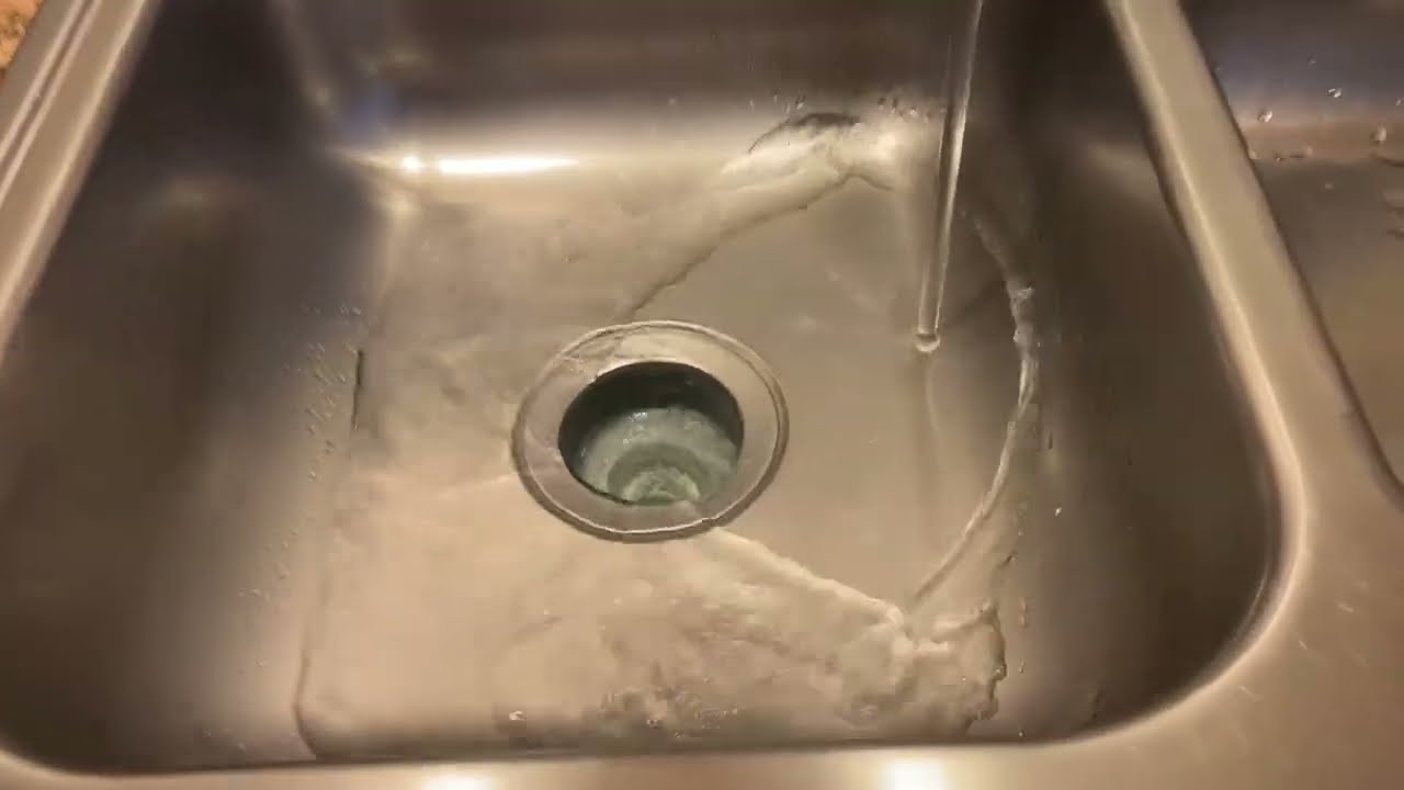 FREGADERO o LAVATRASTES de cocina (sink) tira agua o gotea por abajo
