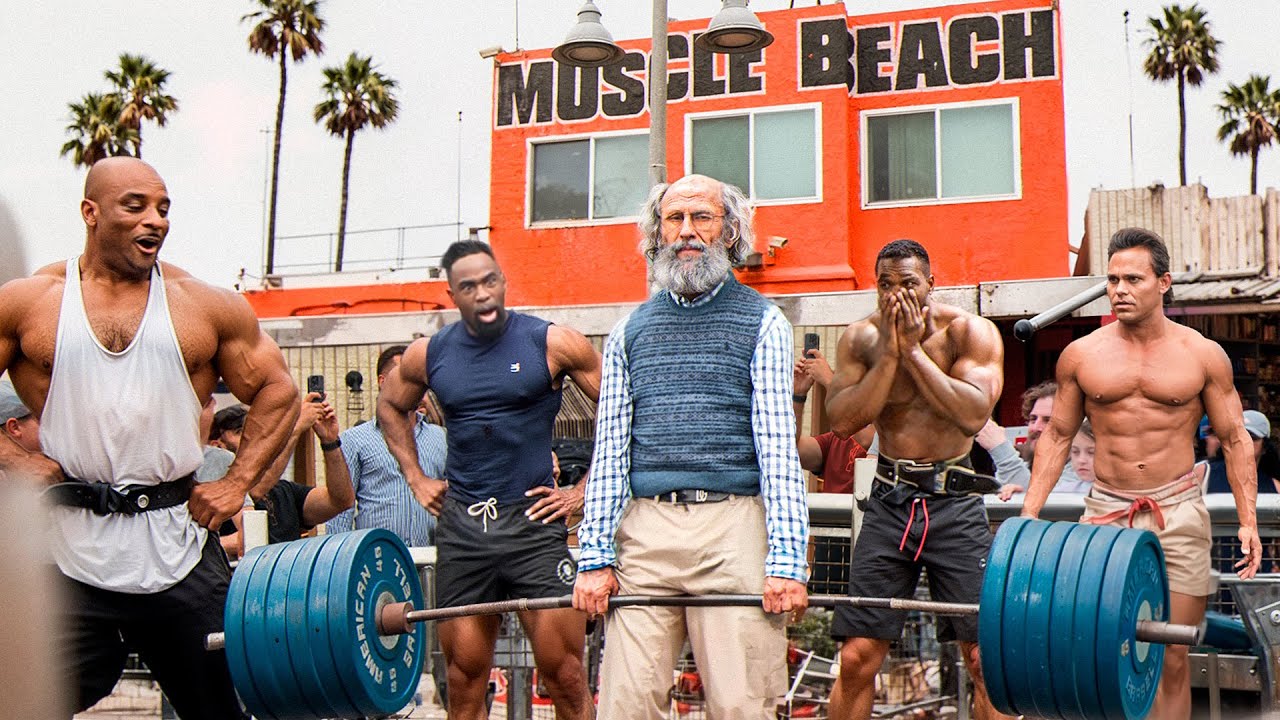 Старый пауэрлифтер на пляже Muscle Beach | Anatoly GYM PRANK