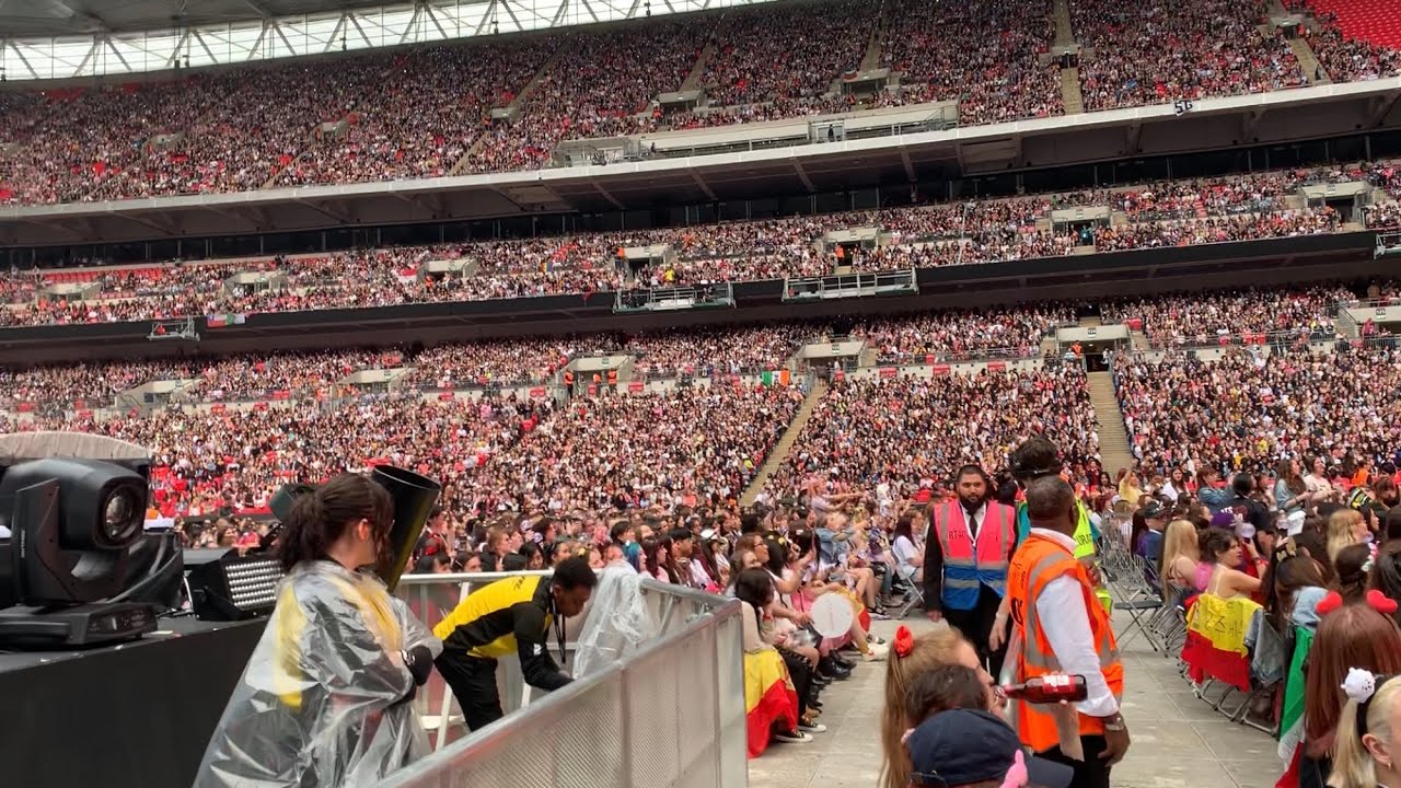 BTS Army singing IDOL before concert (wembley day 2)