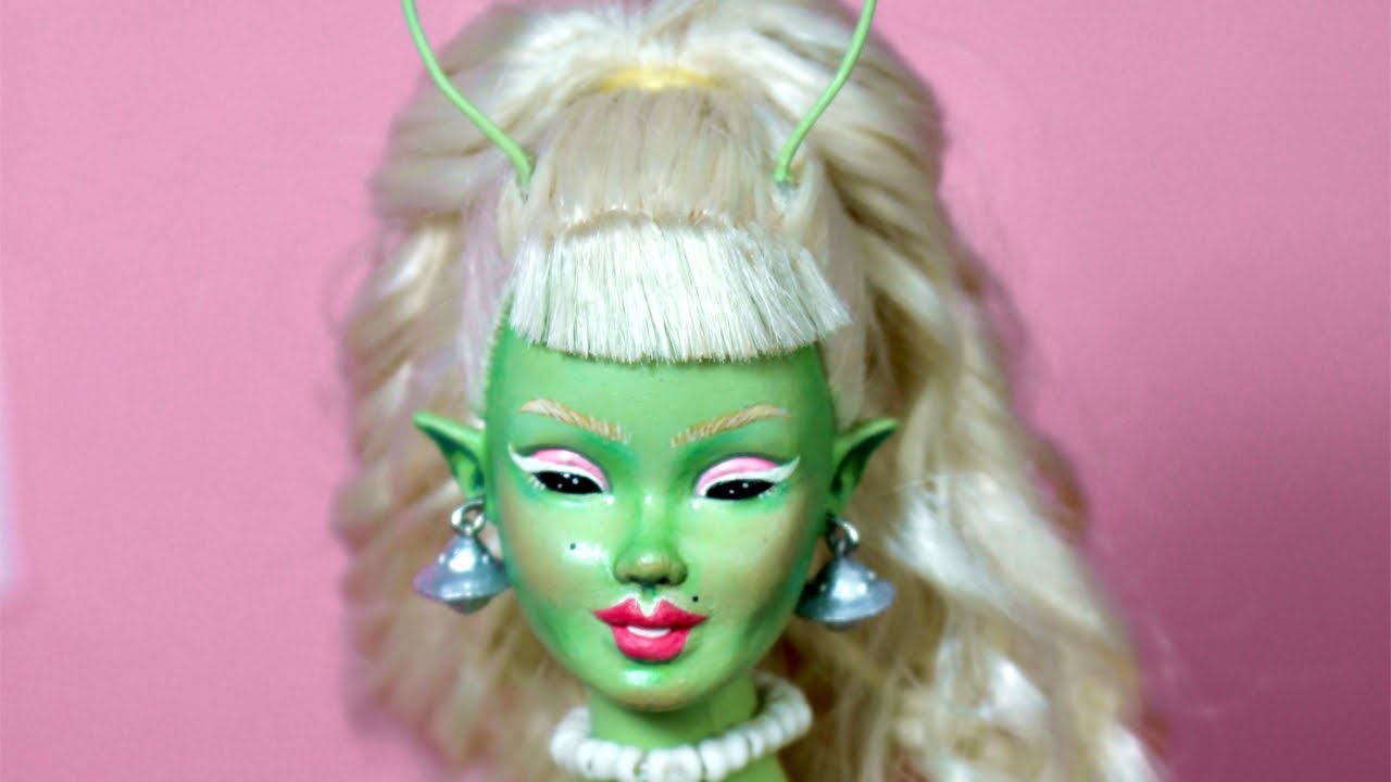 TRANSFORMEI A BARBIE NUMA ALIENÍGENA