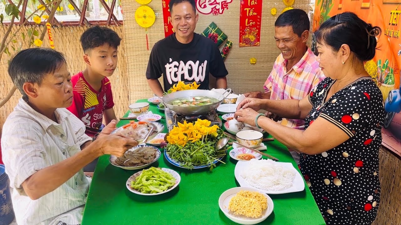 Lẩu Chả Cá Thác Lác Được Ông Bà Trần Tặng Cho Gia Đình Bữa Ăn Cuối Năm /at6n