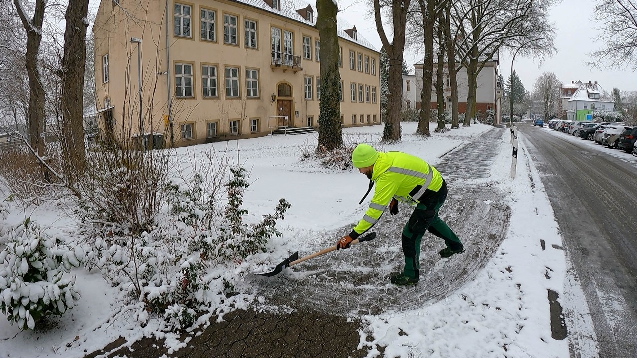 Clearing a HUGE Snow Area with ONLY a Shovel, NO MACHINES