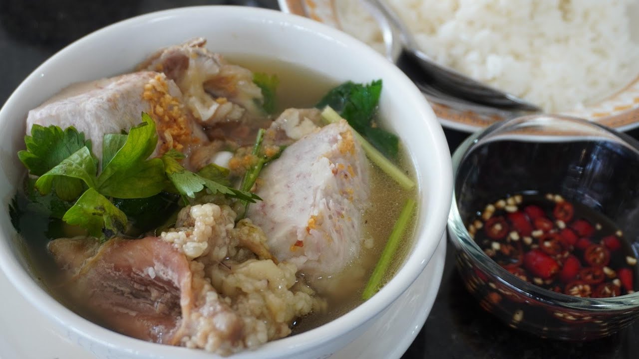 របៀធ្វើស៊ុបត្រាវក្បាលត្រី | Cambodian Taro Soup with Fried Fish Head | Authentic Khmer Recipe