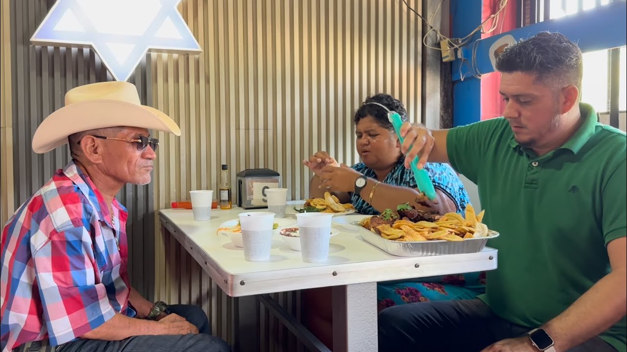 Almorzando con Angie y Tio Maco..😁😁