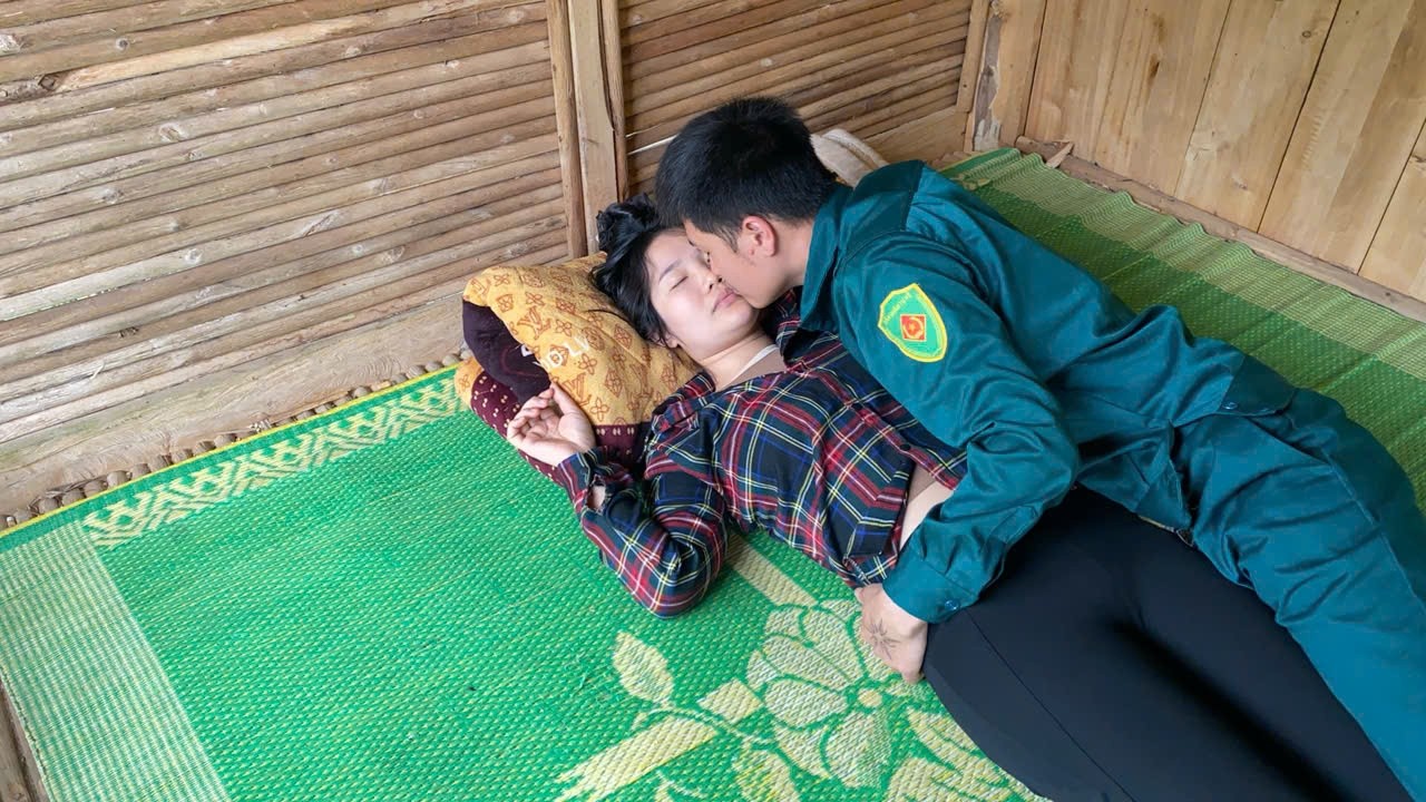 A touching love story between a police officer and Tuyet Dan, a kind, poor, and homeless girl.