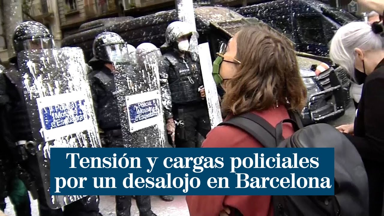 Tensión y cargas policiales en el desalojo en una vivienda ocupada en el Poble Sec de Barcelona