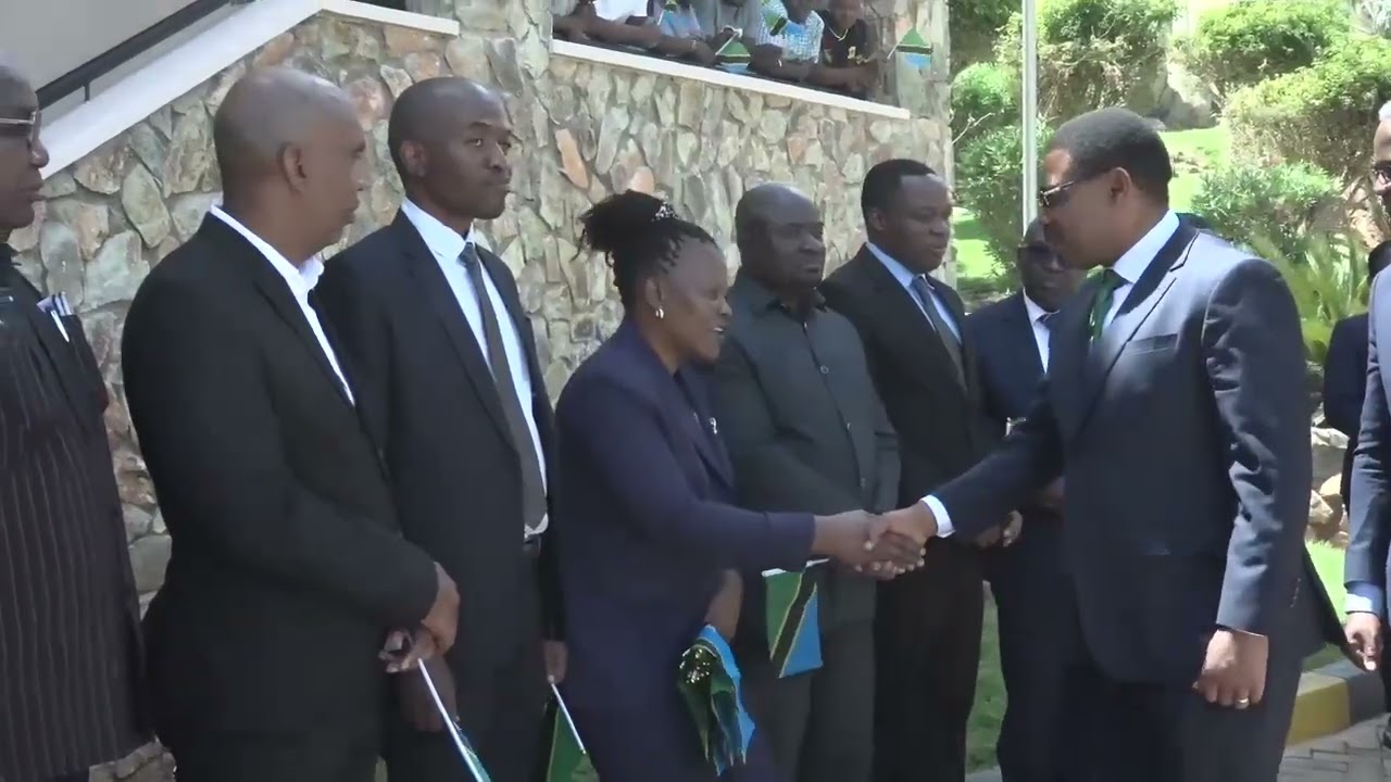 WAZIRI MKUU MWIGULU ALIVYOPOKELEWA NA WAFANYAKAZI KWA MARA KWANZA LEO OFISINI KWAKE KAMA WAZIRI MKUU
