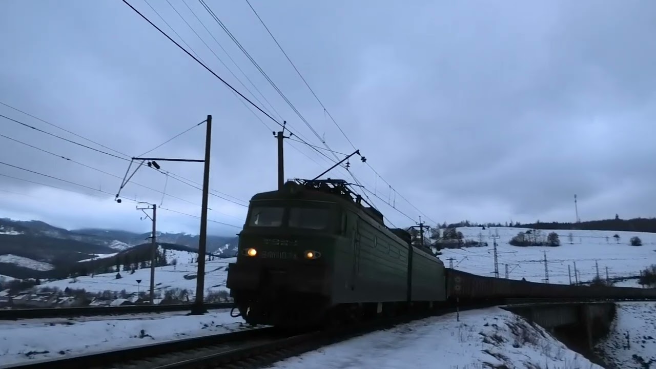 ВЛ11М-107 с толкачом ВЛ11М-087 неспеша поднимаются на Бескидский перевал
