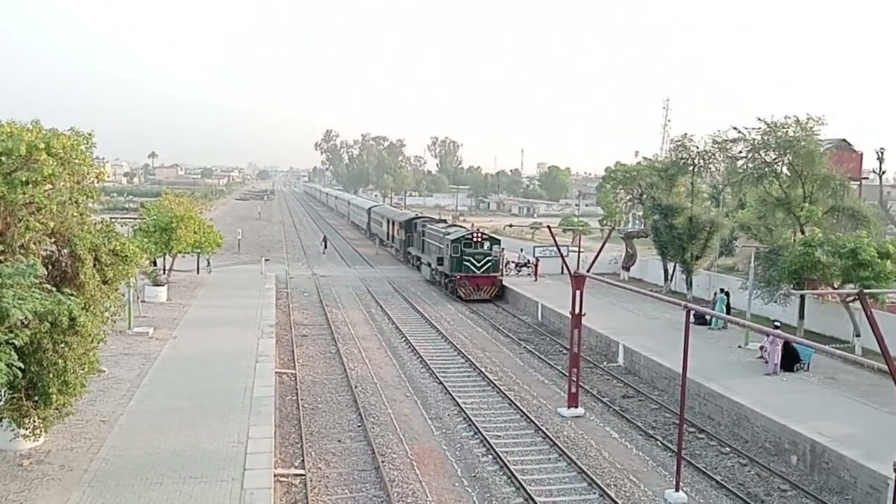 Mehr Express Pakistani Train Arrival Kot Addu Junction Railway Station Early Morning 