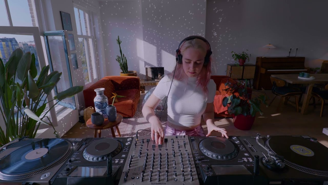 Alternative Melodic House mix by Nicky Elisabeth