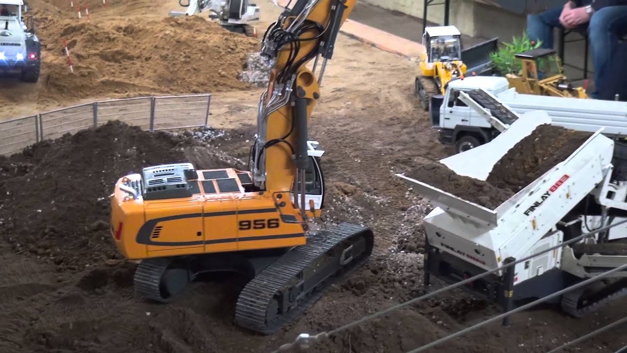 Liebherr 956 with adjustable boom works with clamshell