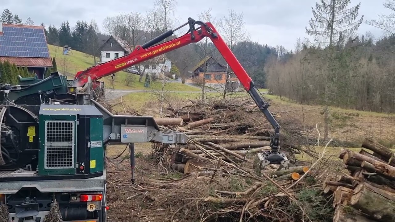 Hackschnitzel erzeugen mit MusMax, Lindner Lintrac 115 Ls und Brantner 8041 Kipper.