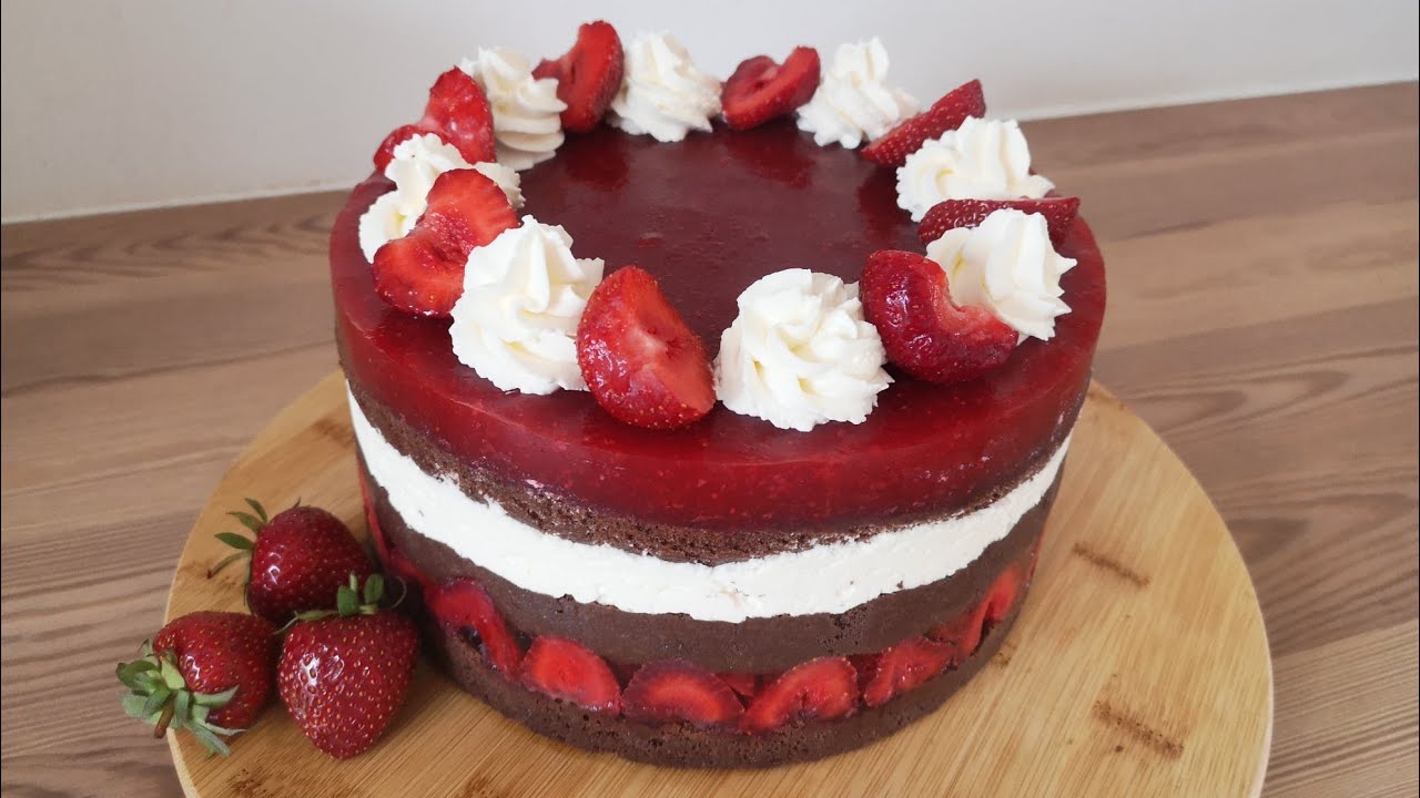 Tort urodzinowy z truskawkami