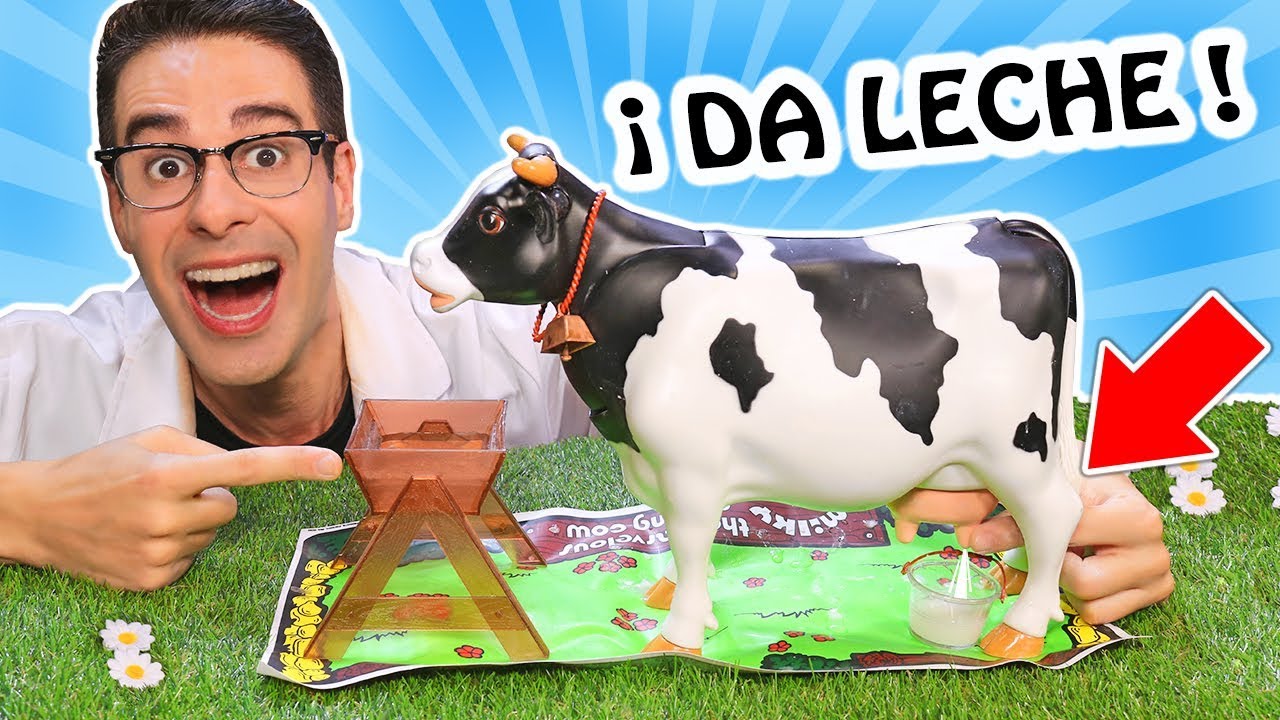 PRUEBO VACA LECHERA DE JUGUETE QUE SE ORDEÑA Y DA LECHE DE 1977 | Juguetes Curiosos con Mike
