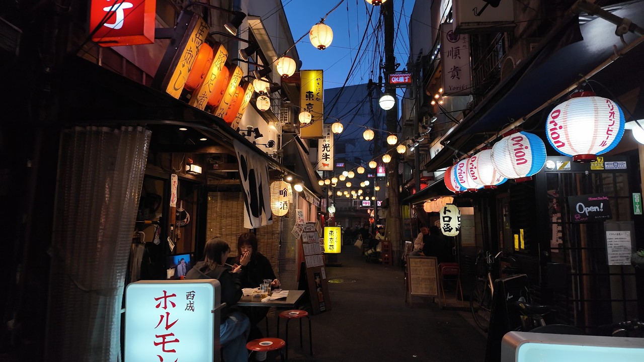 Twilight in Akabane - The Heartbeat of Tokyo Nights,Beneath the Glow of Izakayas【4K Japan Walk】
