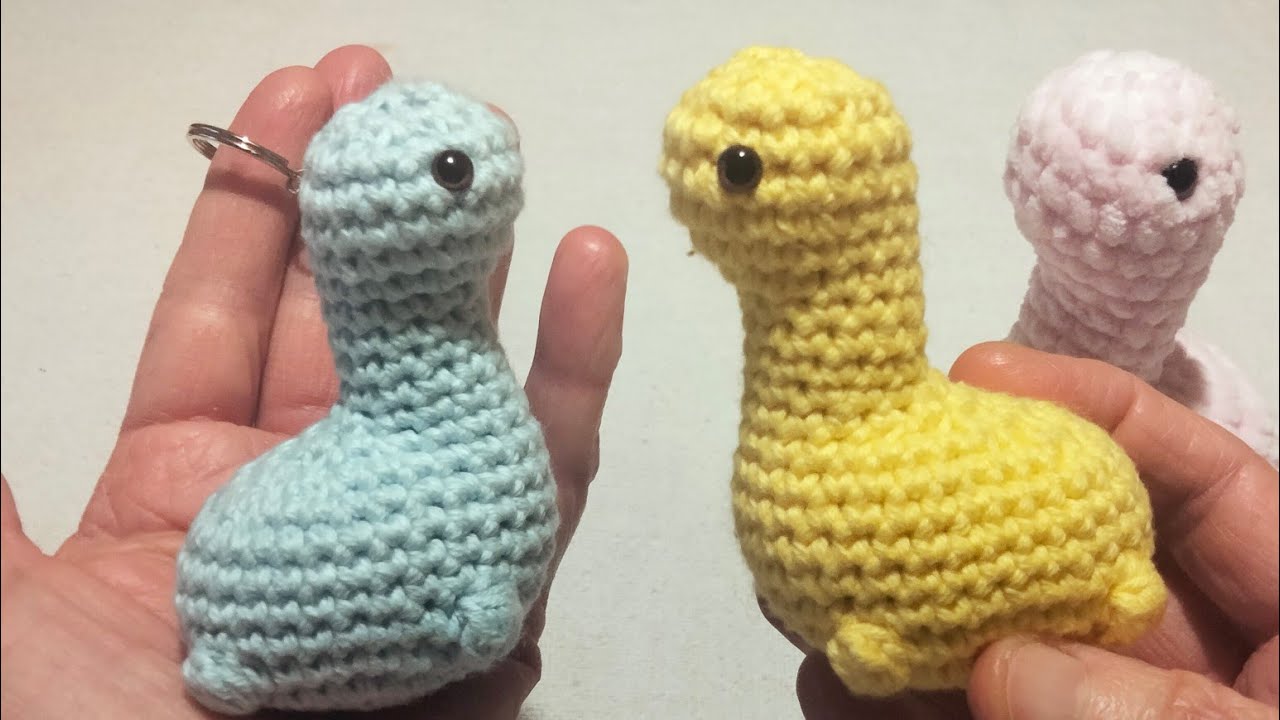 Portachiavi mini-dinosauro all' uncinetto 