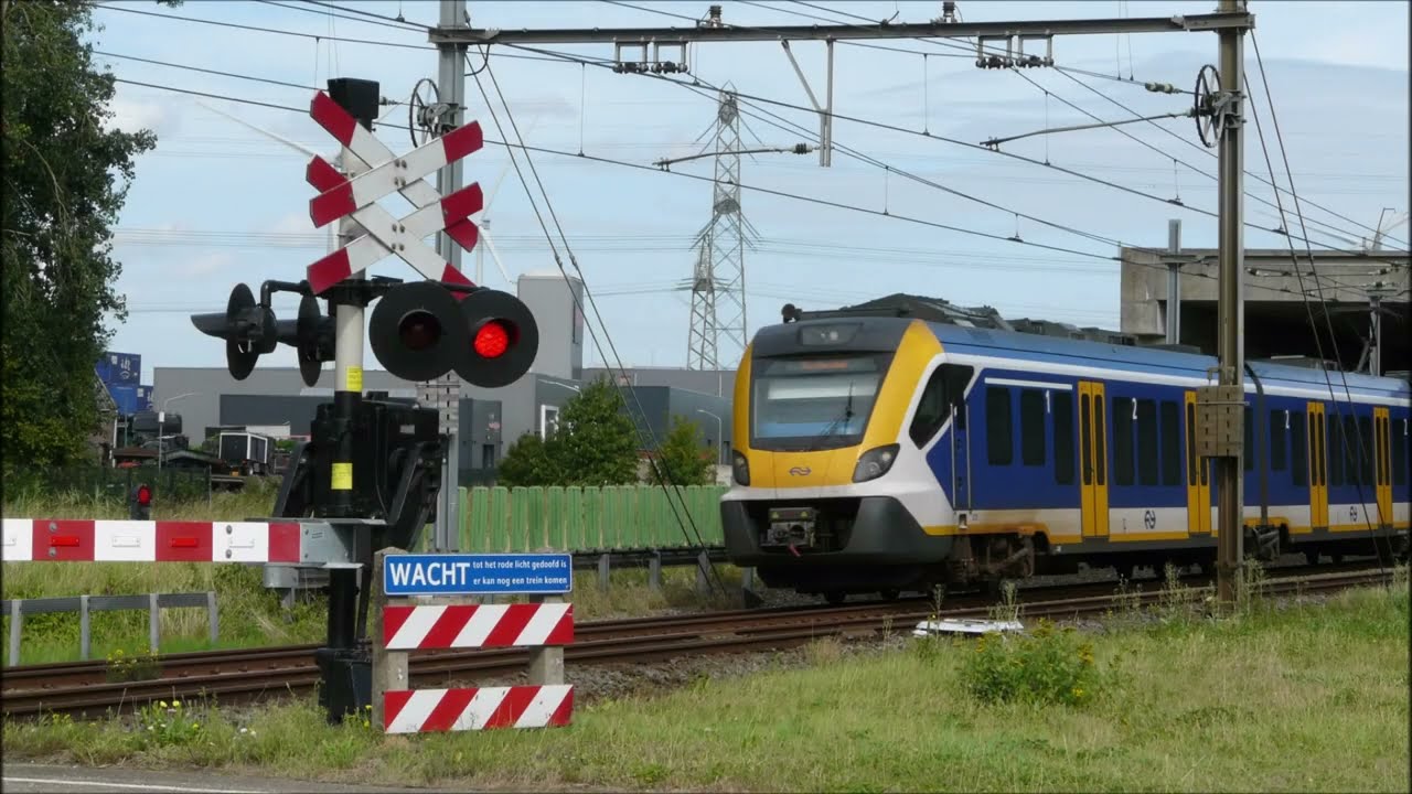 Spoorwegovergang Zevenbergschen Hoek // Dutch railroad crossing