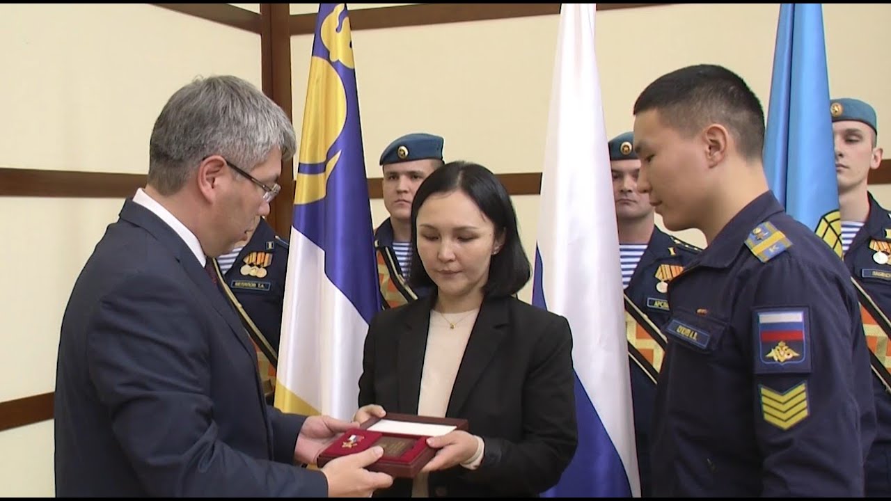 «О его подвигах можно снимать фильмы»: Родным офицера из Бурятии передали Звезду Героя России