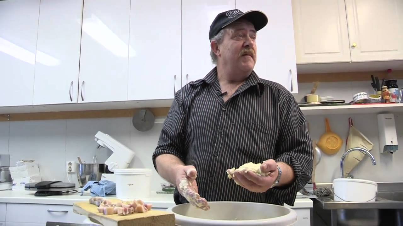 Se Bjarne Kartevoll lage og forklare om komle